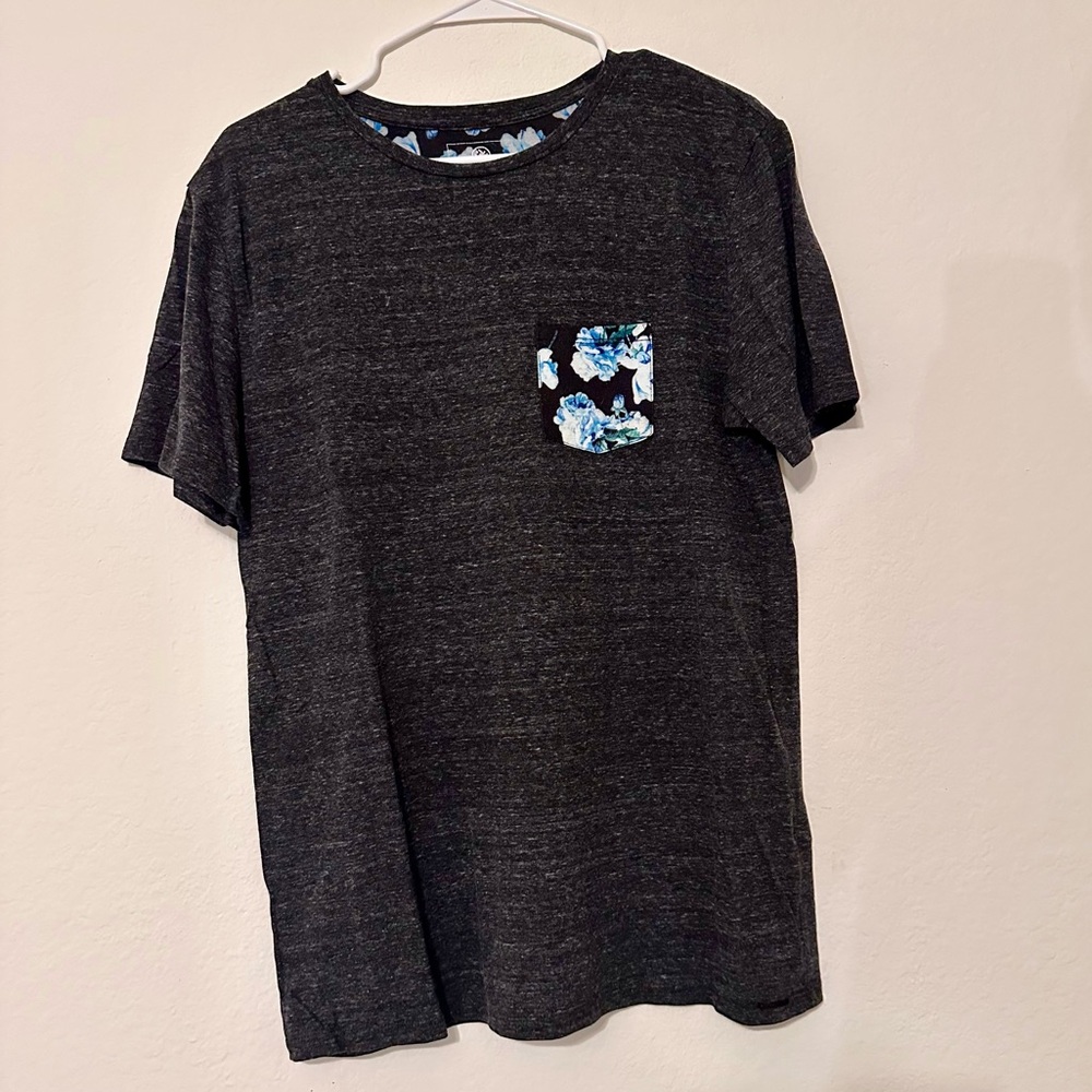 Gray Pocket Floral T-Shirt - On The BYAS